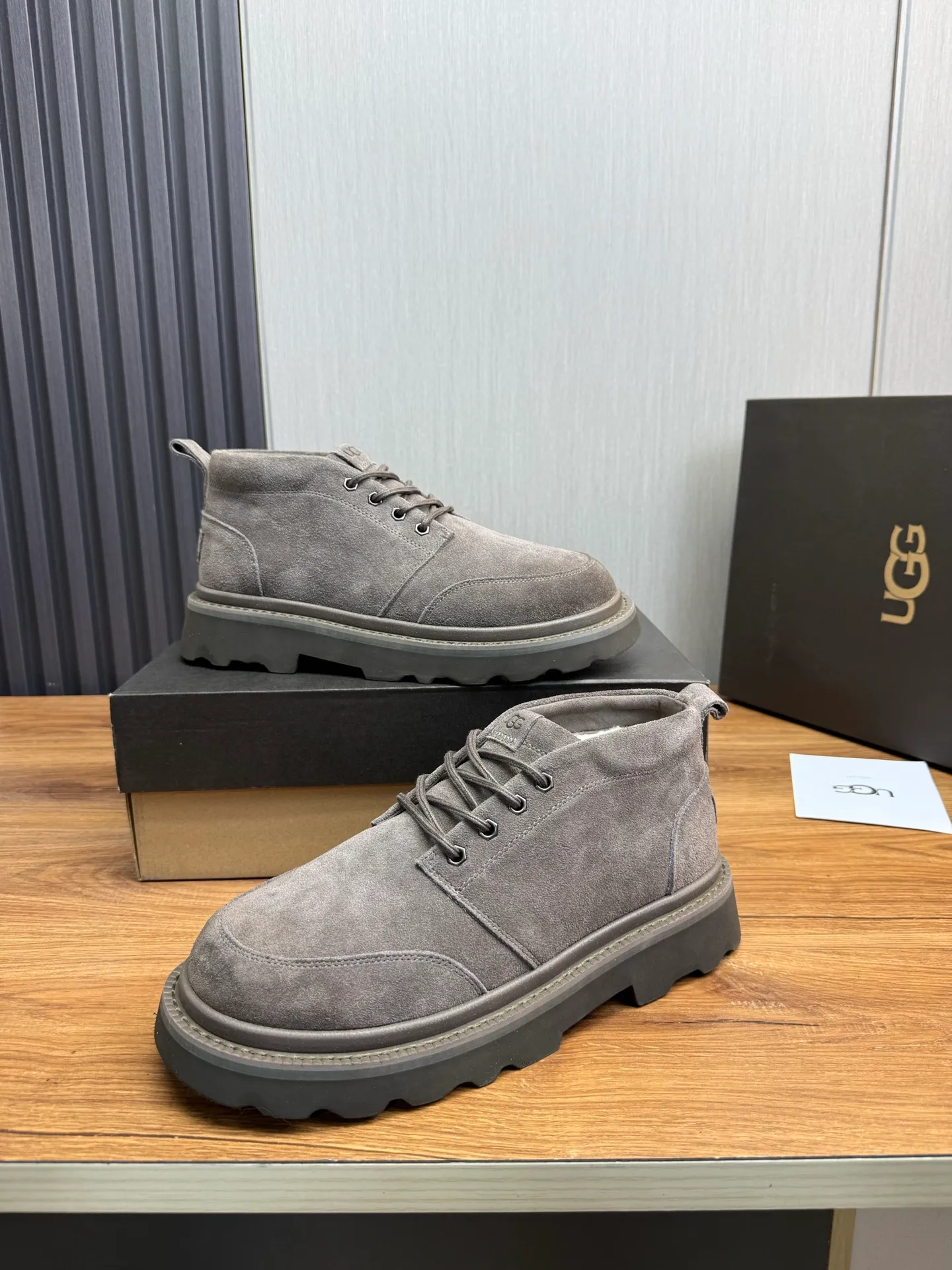 Men's shoes 💰620💰 New UGG fur integrated men's simple and fashionable snow boots. The most worth buying at the end of this year are warm casual shoes. Whether you are out and about at home, their comfortable and warm performance will be your most suitable fashion companion! The material is cowhide upper and imported wool is used inside. Warm and comfortable! The eva+ rubber patch outsole is cushioned, non-slip and wear-resistant, and has good elasticity. It is light and wear-resistant, comfortable and soft, and the new simple cut is more fashionable. It has both practicality and fashion sense, so you no longer have to worry about how to match it in winter, while still maintaining your fashionable taste. High-quality genuine wool. Look at the details for the material! Size: 39-40-41-42-43-44-44 sneaker size